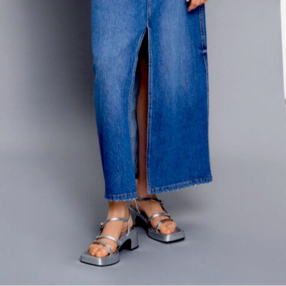 Comfortable low heel. Metallic faux leather.